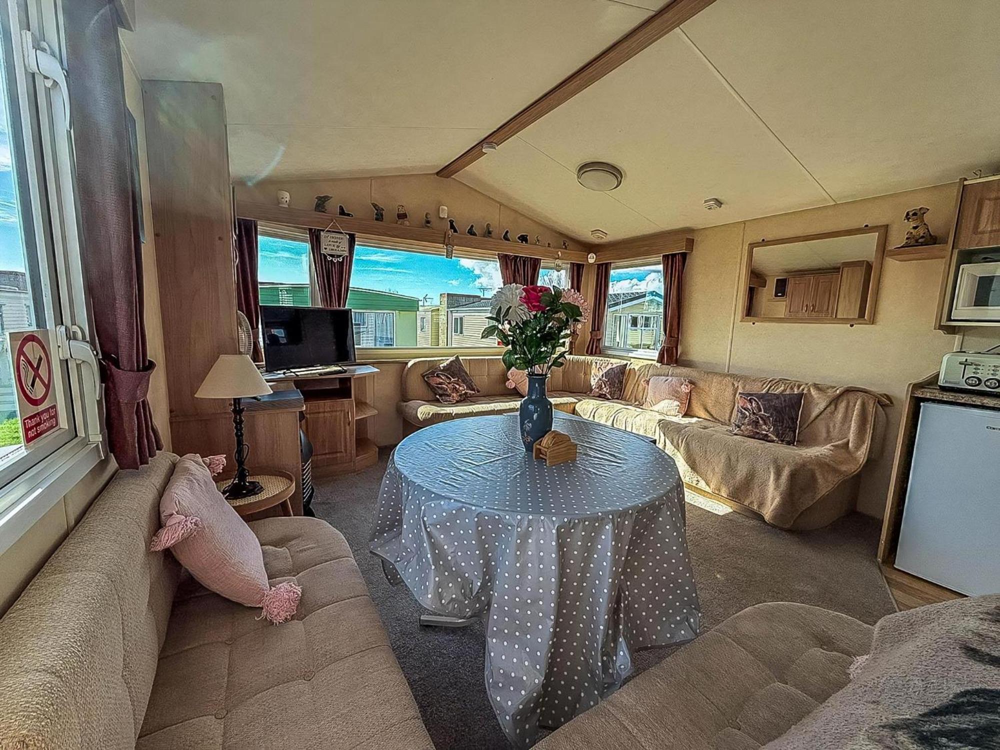 Lovely 6 Berth Caravan At Naze Marine Holiday Park In Essex Ref 17003C ولتون - أون - ذى - ناز المظهر الخارجي الصورة